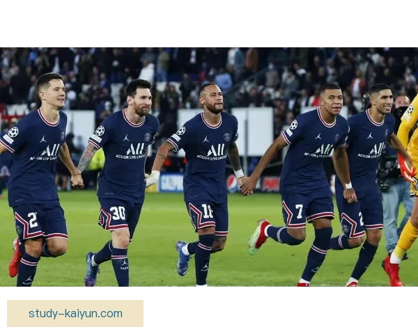 法国足球甲级联赛最新动态解析 巴黎圣日耳曼与里昂的赛季争夺战分析